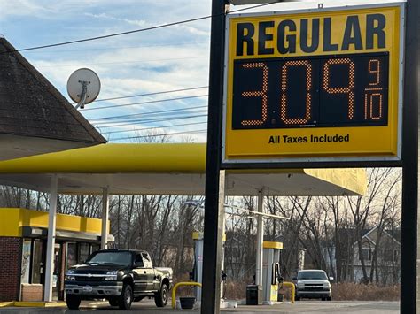 Massachusetts gas prices keep dropping, national average rises for first time in months
